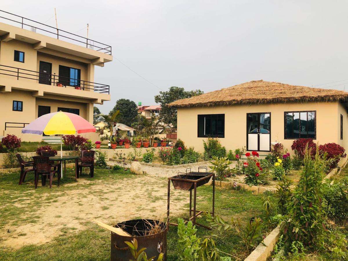 Hotel Happy Land Chitwan Exteriör bild