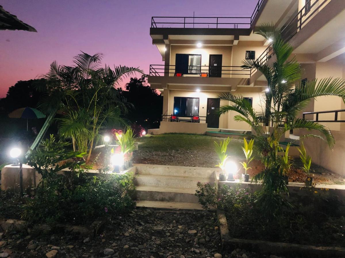 Hotel Happy Land Chitwan Exteriör bild